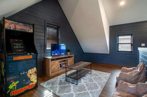 Sevierville House | Chalet Amelia Lake View HotTub Fireplace Arcade