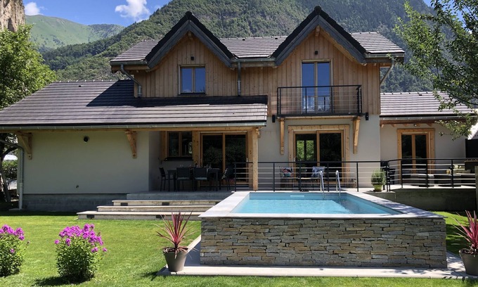 Le Bourg-d'Oisans Ski Chalet | Chalet Barbara with heated swimming pool in the heart of Oisans