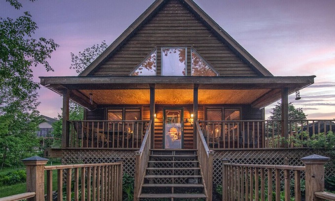 Turtle Lake Cabin | Chalet Cabin, Premier Lake, Hot tub, Sleeps 8, 1600 sq Ft., 3 bedroom, 2 bath