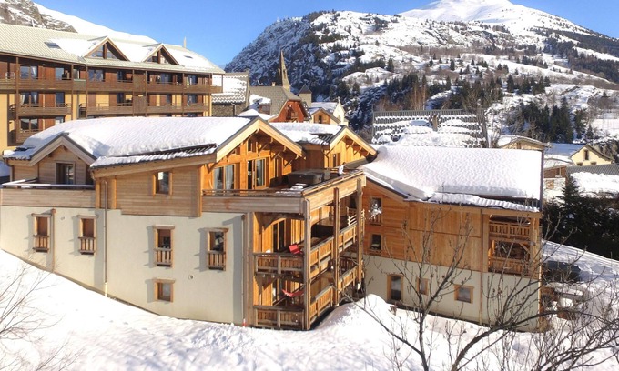 Huez-en-Oisans Ski Chalet | Chalet chaleureux PRIVÉ, à 80m de la télécabine!