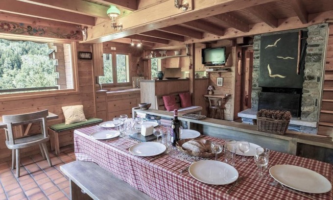 Meribel Centre Ski Chalet | Chalet chaleureux · Ski aux pieds · Cheminée · WIFI gratuit - FR-1-688-1