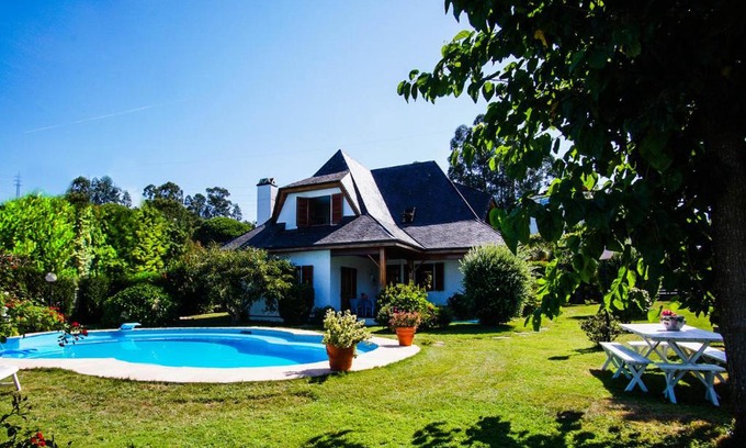 Bembrive House | Chalet con piscina y 2000 m de jardín