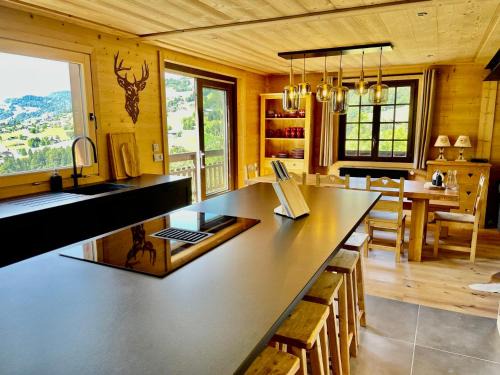 Flumet Ski Chalet | Chalet cosy rénové, 4 chambres, terrasse, wifi, parking, près village et ski-bus - FR-1-505-191