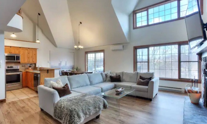 Mont-Tremblant Pedestrian Village Condo | Chalet de la forêt Ski-In/Ski-Out