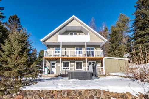 Mauricie Ski Chalet | Chalet du Loup - Spa & Game room