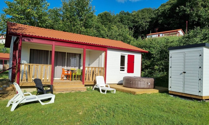 Hasparren Ski Chalet | Chalet Etxetxoa, for 1 to 4 people with SPA, private land and swimming pool
