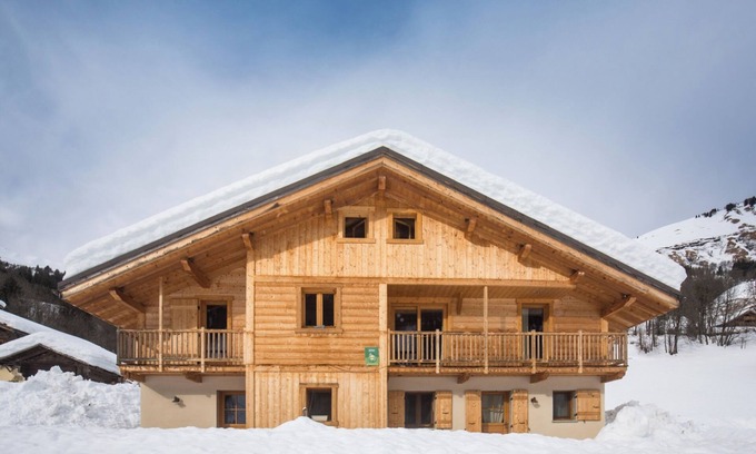 Hauteluce Ski Chalet | Chalet 'Evasion - 6 Personnes' with Mountain View, Private Terrace and Wi-Fi