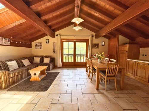 Saint-Martin-de-Belleville Apartment | Chalet Authentique Rénové à St Martin, Terrasse, Proche Pistes et Navette Gratuite - FR-1-452-60