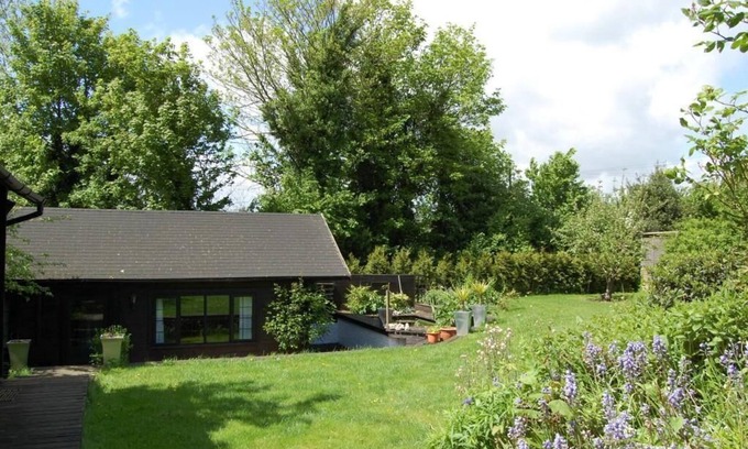 Chalfont St Peter Ski Chalet | Chalet in beautiful gardens 20 mins from London