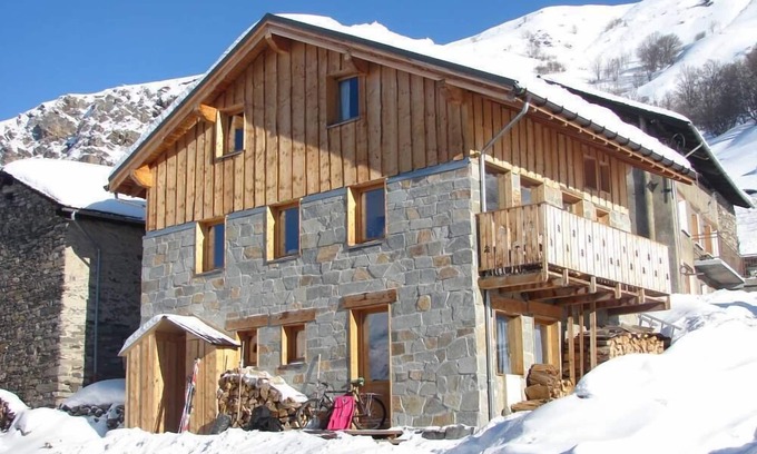Le Bettaix Ski Chalet | Chalet in the village, ski in, ski out 150m for 3 valleys