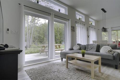 Chertsey Ski Chalet | Chalet L'Écureuil (waterfront, modern, spa, BBQ)