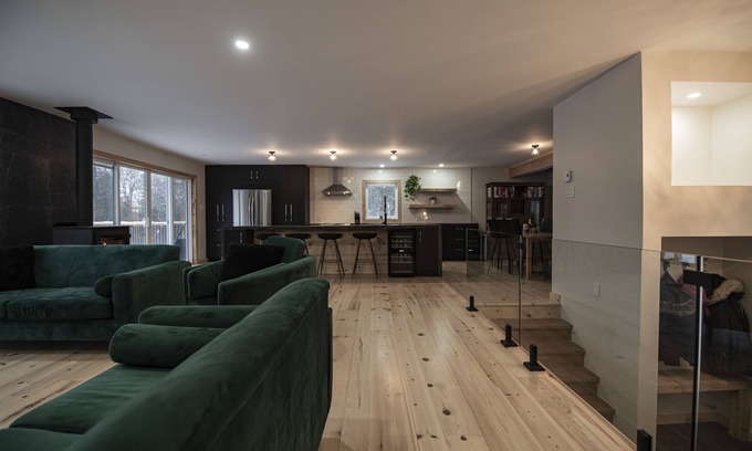 Leslie-Clapham-et-Huddersfield Ski Chalet | Chalet l'Évasion with hot tub on the Picanoc river