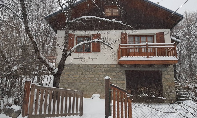 Colmars Ski Chalet | CHALET LE CHEVREUIL warm family atmosphere