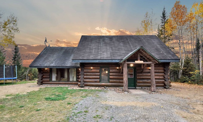 Mauricie House | Chalet Le Mélisse | Rustic Log Chalet in Nature