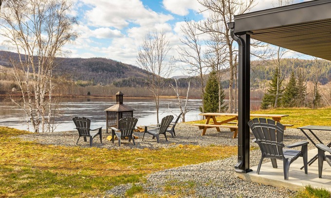 Mauricie Ski Chalet | Chalet le Saint-Mo on the banks of the St-Maurice River with spa