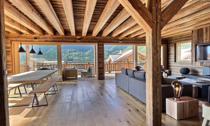 Monetier-les-Bains Ski Chalet | Chalet Luxe piscine et spa plein soleil 18 personnes serrechevalierholidays