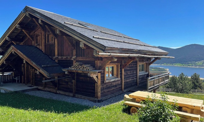 Les Angles Ski Chalet | Chalet Marthe 260m2, lake view, 5 stars. Chairlift 300m, center 10mn walk.