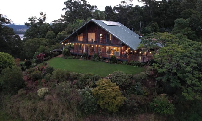 Newee Creek Ski Chalet | Chalet overlooking valley & ocean 15min to beach, alfresco dinning, 8m fireplace