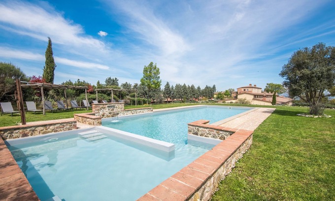 Trequanda Ski Chalet | Chalet "Rosmarino" with Pool, Private Terrace & Wi-Fi