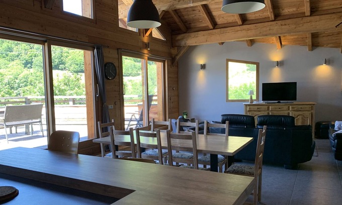 Huez-en-Oisans Ski Chalet | Chalet Sarenne 12 pers jacuzzi 50m from the slopes