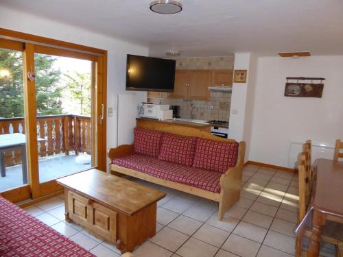 Champagny-en-Vanoise Apartment | Chalet spacieux avec terrasse, proche commerces et télécabine, garage et parking inclus - FR-1-464-37