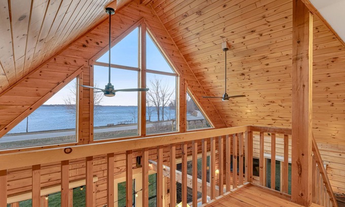 Isle La Motte House | Chalet-style cabin on Lake Champlain with private beach & bikes - dog-friendly