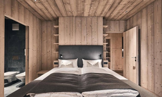 Racines Ski Chalet | Chalet 'Tenne Chalet' with Mountain View, Shared Pool & Wi-Fi