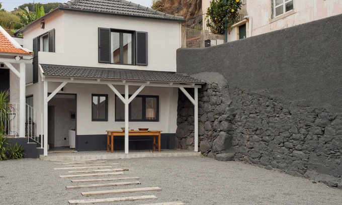 Canico Ski Chalet | Chalet 'The Village Loft' with Sea View, Shared Terrace and Wi-Fi