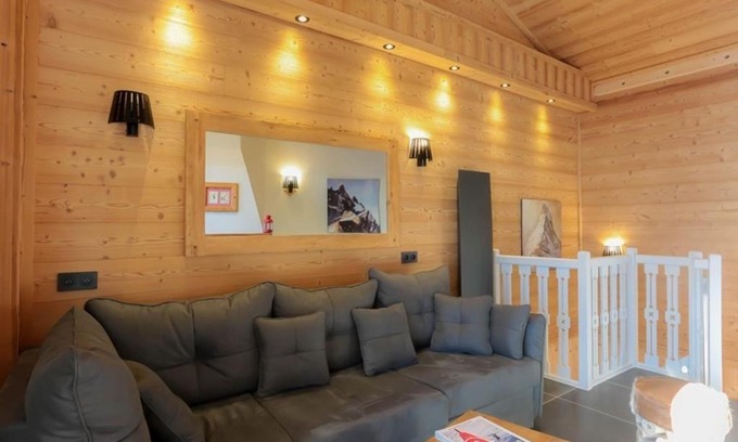 Val-Thorens Ski Chalet | Chalet Triplex 75m² Val Thorens - 2 Chambres, 1 Cabine, Cheminée, WiFi, Proche Pistes et Commerces - FR-1-637-11