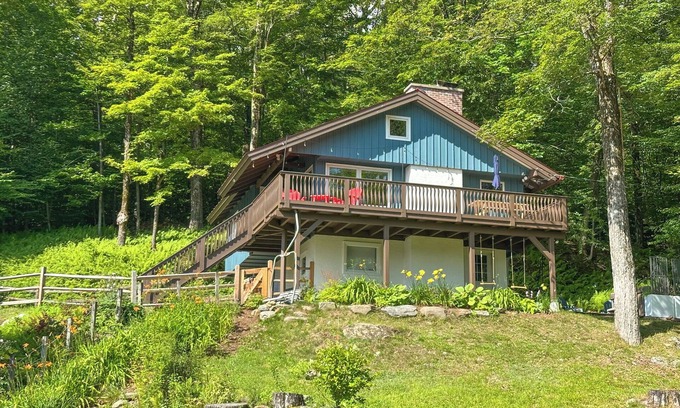 Waitsfield House | Chalet Valhalla with Hot Tub right next to Sugarbush Resort