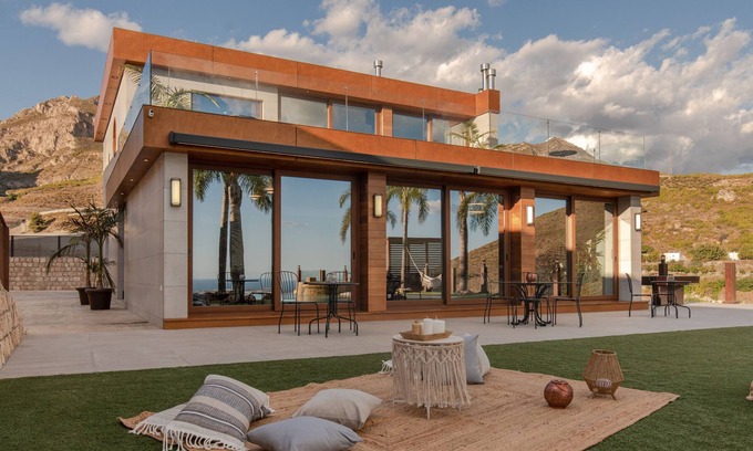 Molvizar Ski Chalet | Chalet 'Villa Palacio De Cristal' with Sea View, Wi-Fi and Air Conditioning