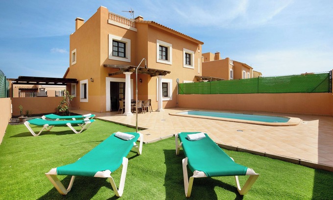 Geafond House | Chalet Villa Paraiso with Sea View, Pool, Wi-Fi & Garden