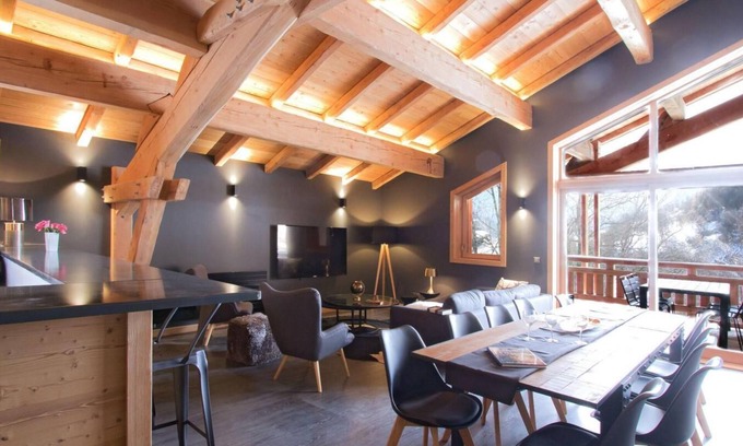 Huez-en-Oisans Ski Chalet | Chalet, wifi, sauna, terrace, balcony, parking, tv, ski locker, 160m², Alpe d'Huez