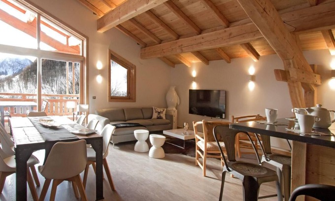 Huez-en-Oisans Ski Chalet | Chalet, wifi, terrace, balcony, parking, tv, ski locker, 145m², Alpe d'Huez