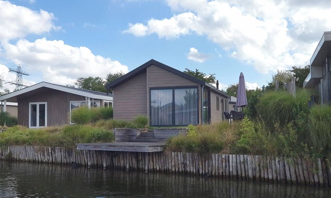 Linden House | Chalet with 3 bedrooms, a terrace and a jetty
