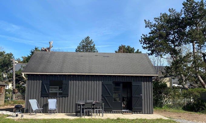 Jullouville Ski Chalet | Chalet with quiet garden 400m from the beach and shops in Jullouville