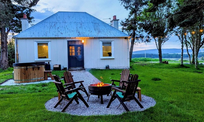 Lairg Cottage | CHALLENGER BOTHY, pet friendly, character holiday cottage in Lairg