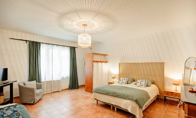 Pont-Saint-Esprit House | Chambre d'hôtes de la Cour - Provence Occitane