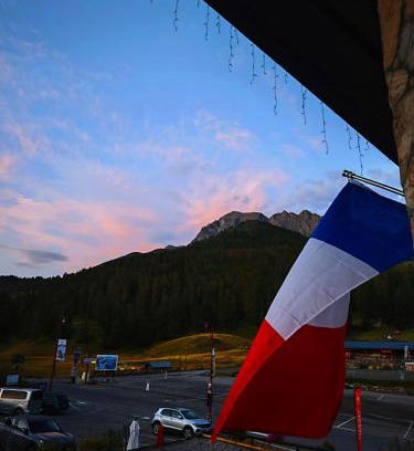 Les Claux Bed & Breakfast | Chambre d'hôte chez Thibault à proximité des pistes 200 M départ depuis le Fournet et nombreux itinéraires de randonnées au pied de l'immeuble