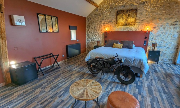 Treuzy-Levelay Other | Chambre Industrielle Avec Jacuzzi Privatif Sous les Poutres