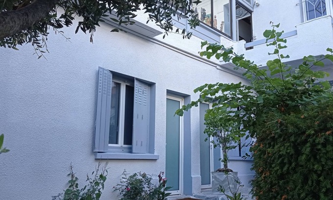 La Terrasse Bed & Breakfast | Chambre Meublee Independante. Piscine:jardin