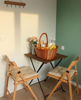Plouguerneau Bed & Breakfast | Chambre privée 350 m de la mer et proche et gr34 avec coin repas et micro onde