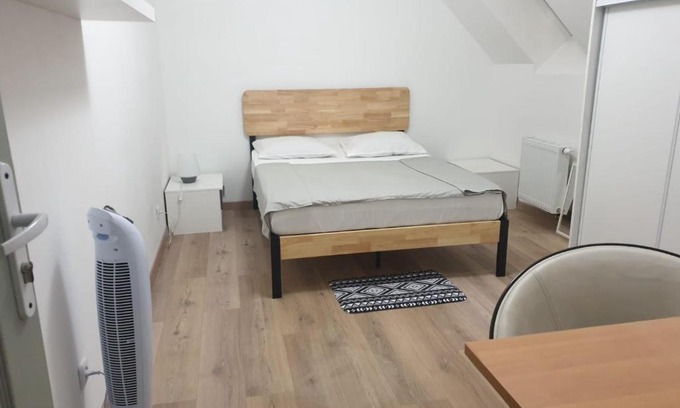 Dammartin-en-Goele House | Chambre privative avec ventilateur portable