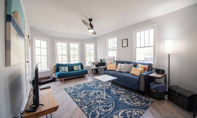 South Haven House | Champagne Cottage - Cottage Retreat w/Lake Michigan Access!