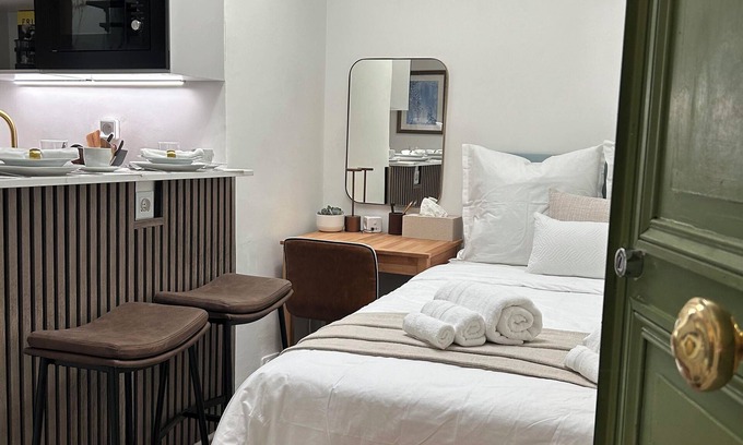Faubourg-du-Roule Condo | Champs Elysees - Arc de Triomphe Cozy Studio in Paris 8