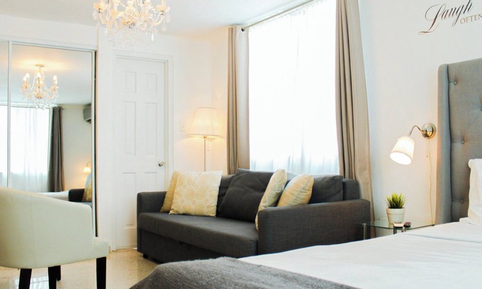 Ponce Centro Apartment | Chandelier 202