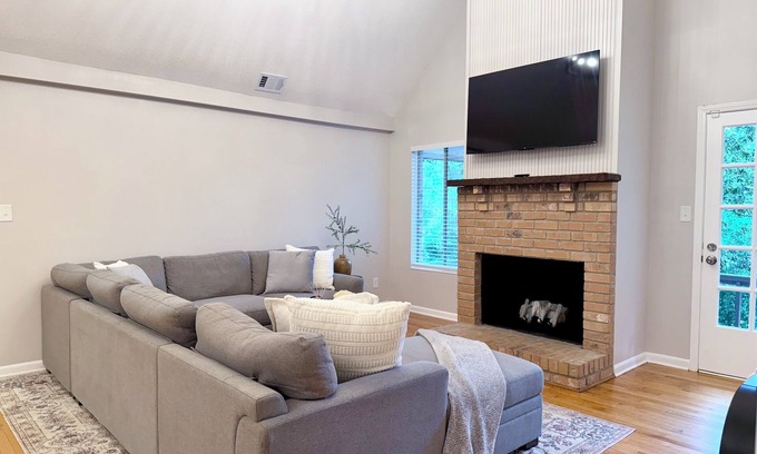 Tallahassee House | CHAPEL HAVEN 6 Bedrooms 4 Bathroom 8 Beds 2-Unit Home 2 Kitchens