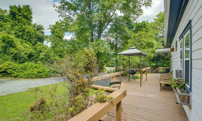 Chapel Hill Apartment | Chapel Hill Getaway w/Deck ~ 4 Mi to UNC!