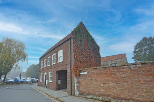 King's Lynn House | Chapel Houses, A collection of three townhouses A central collection that sleeps 10