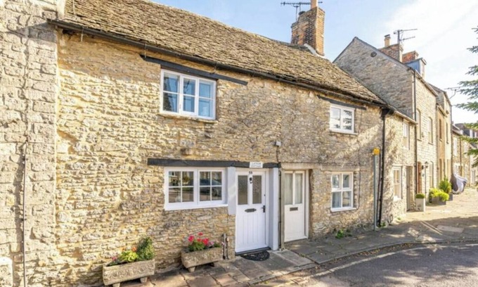 Malmesbury House | Chapter Cottage; Cosy Escape Sleeps 4+Dog-Friendly